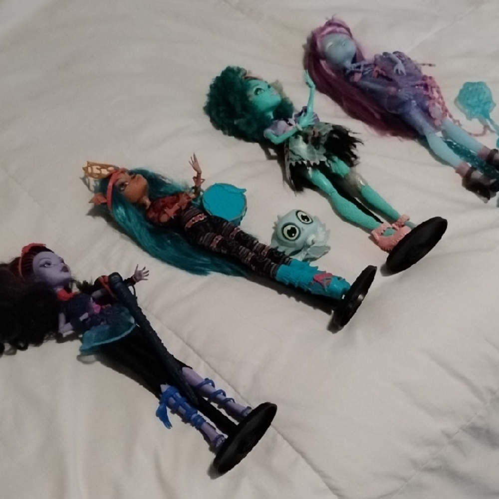SOLD ~ Monster High Colorful Fashion Dolls Set